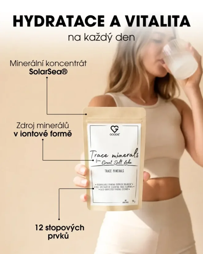 Žena pije stopové minerály rozpuštěné ve vodě a druhou rukou drží pytlíček s produktem. CZ