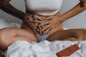 Co pomáhá na bolest při menstruaci? 7 tipů, jak si ulevit a netrpět
