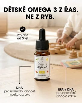 CZ Lahvička dětských omega-3 z řas stojí na stole, v pozadí si dítě hraje s dřevěnými hračkami. CZ