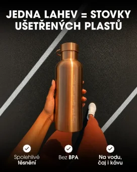 Sportovkyně drží nerezovou láhev Goodie během tréninku na atletické dráze. CZ