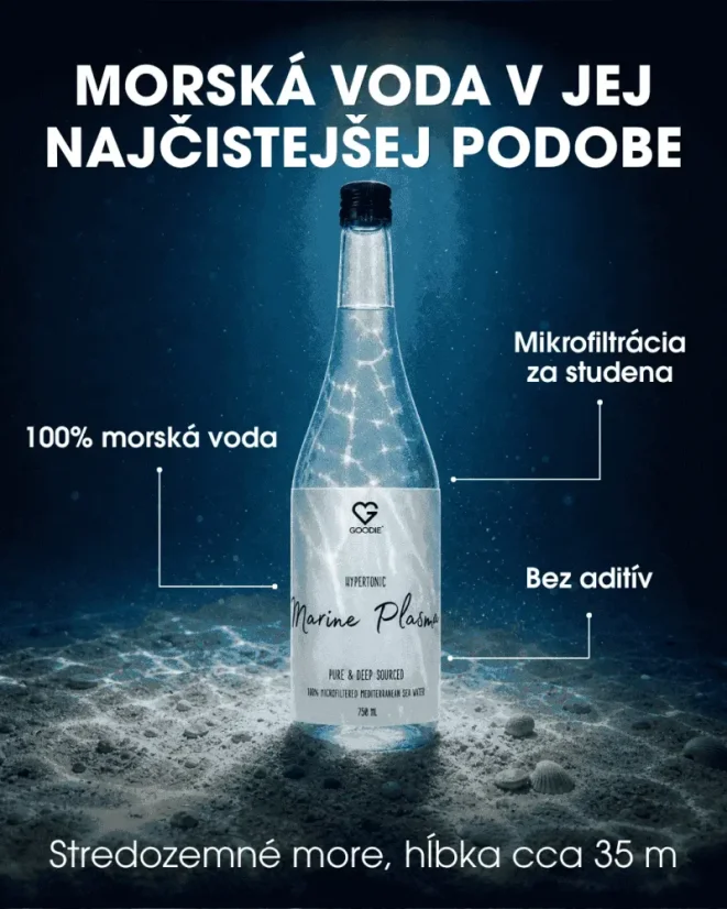 Fľaša Marine Plasma s morskou vodou stojí na morskom dne, obklopená čistou vodou a jemným pieskom. SK