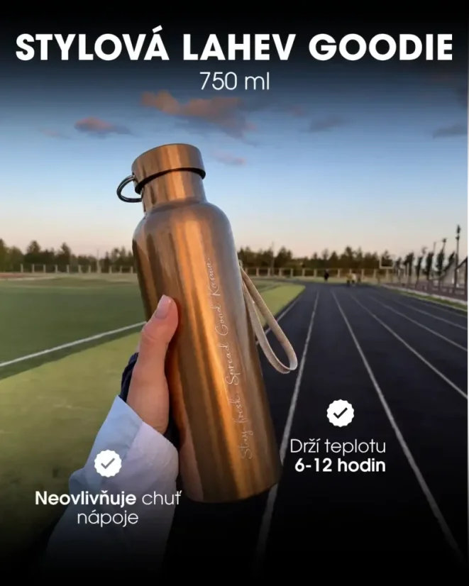 Nerezová termo láhev Goodie 750 ml v ruce během sportovní aktivity. CZ