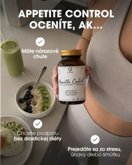 Žena drží výživový doplnok Appetite Control vedľa zdravých raňajok s ovocím a smoothie. SK
