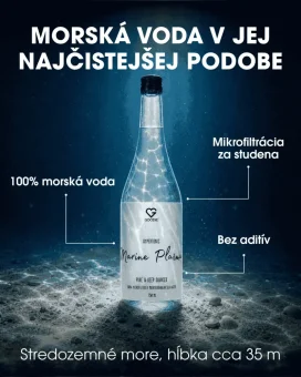 Fľaša Marine Plasma s morskou vodou stojí na morskom dne, obklopená čistou vodou a jemným pieskom. SK