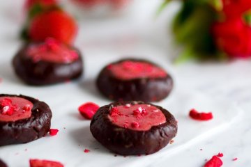 RAW cookies s lyo jahodami a jahodovým kešu