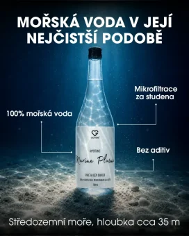 Láhev Marine Plasma s mořskou vodou stojí na mořském dně, obklopená čistou vodou a jemným pískem. CZ