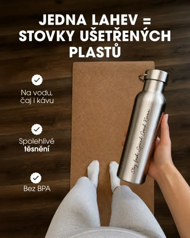 Žena drží nerezovou láhev Goodie 750 ml nad cvičební podložkou v interiéru. CZ