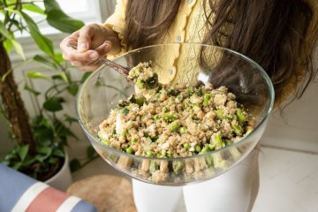Quinoa bowl se zeleninou, cizrnou a fetou