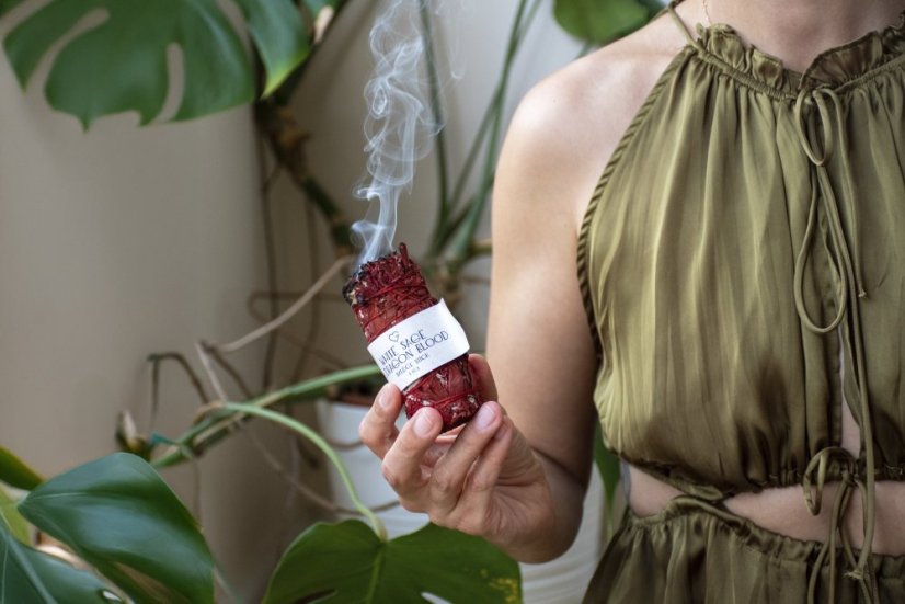 Bílá šalvěj & dračí krev vykuřovací svazek 1 ks vel. M - White sage & Dragon's blood smudge stick 1 pcs size M SK