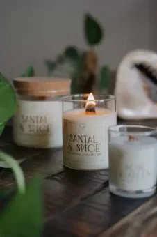 Svíčka s dřevěným praskajícím knotem – Santal & Spice 50 g CZ