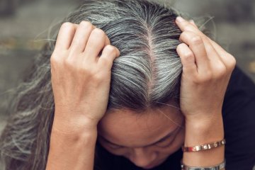 Proč vlasy šediví? Odhalte 7 příčin předčasného šedivění vlasů