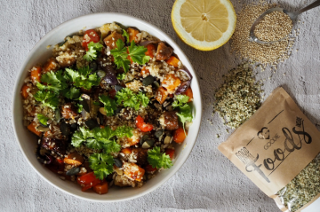 Zeleninový salát s quinoou a tempehem