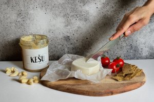 Veganský kešu sýr