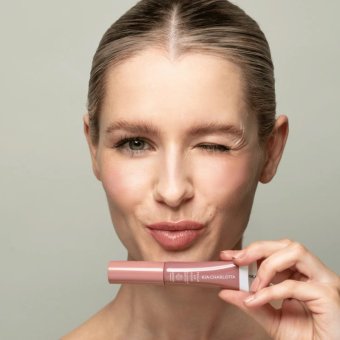 Kia Charlotta - Přírodní veganský lesk na rty - Limitless 11 ml CZ