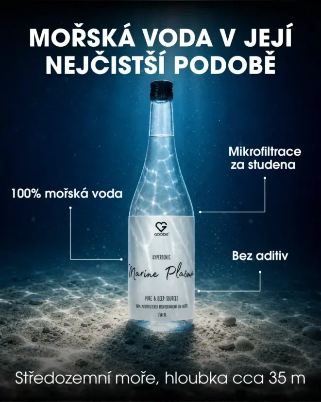 Láhev Marine Plasma s mořskou vodou stojí na mořském dně, obklopená čistou vodou a jemným pískem. CZ