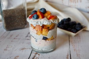 Letní chia puding s ovocem a granolou