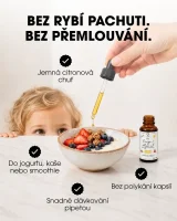 Dítě sleduje dávkování omega-3 oleje z pipety do misky s jogurtem, ovocem a granolou. CZ