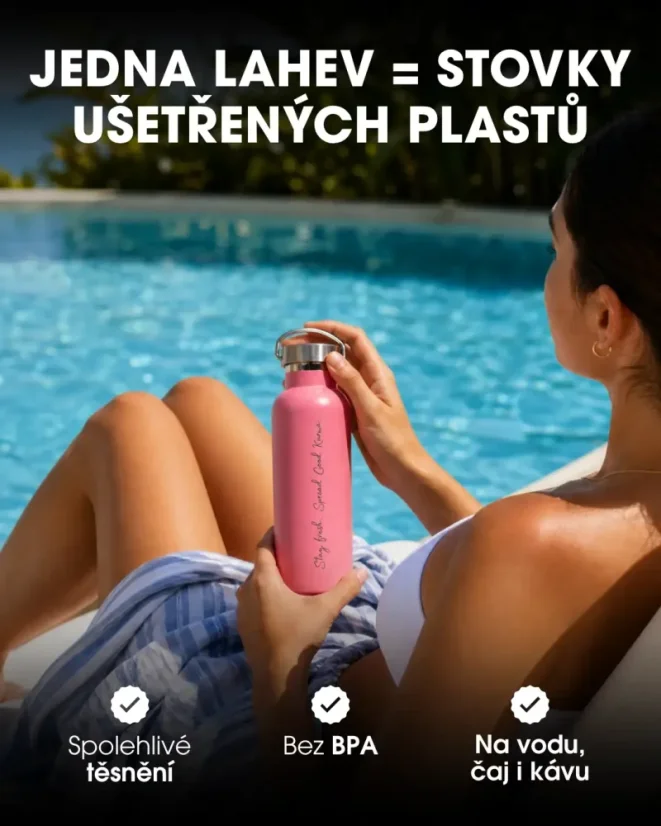 Růžová nerezová láhev Goodie v rukou ženy odpočívající u bazénu během slunečného letního dne. CZ