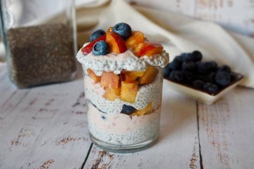 Letní chia puding s ovocem a granolou