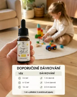 CZ Dospělý drží lahvičku dětských omega-3 z řas, zatímco si dítě hraje se stavebnicí na podlaze. CZ