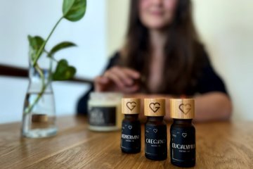 Jak začít s aromaterapií? Návod, jak použít esenciální oleje k inhalaci a na kůži
