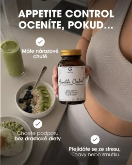 Žena drží doplněk stravy Appetite Control vedle zdravé snídaně s ovocem a smoothie. CZ