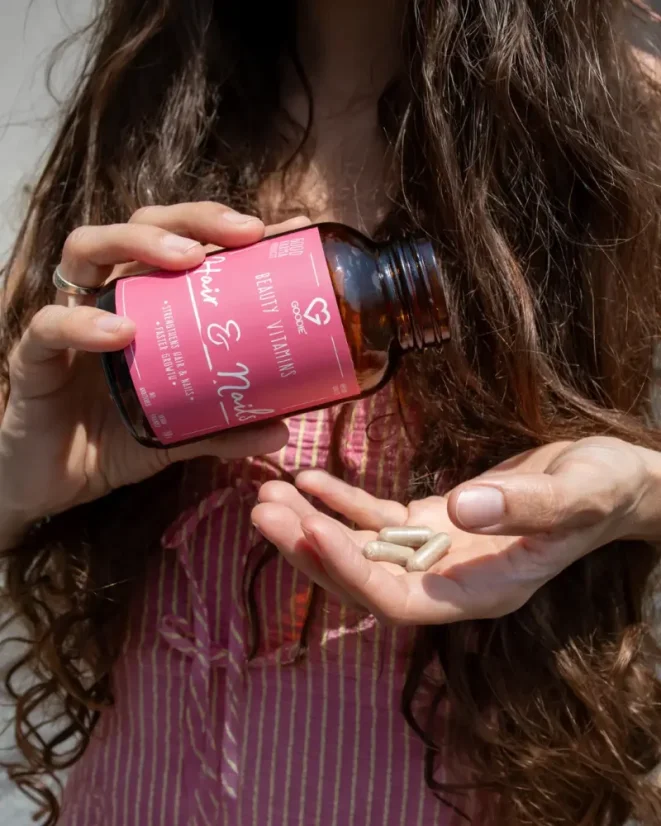 CZ Žena drží doplněk stravy Beauty Vitamins Hair & Nails a kapsle