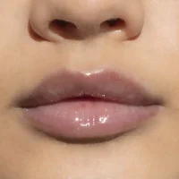 NUI Cosmetics - Naturalny wegański błyszczyk do ust bio Akenehi 4,5 g PL