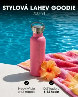 Růžová nerezová láhev Goodie 750 ml stojí u bazénu na ručníku vedle květu, ideální na letní osvěžení. CZ