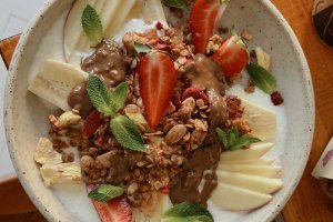 Odlehčená a rychlá snídaně: Banana split s jogurtem a granolou