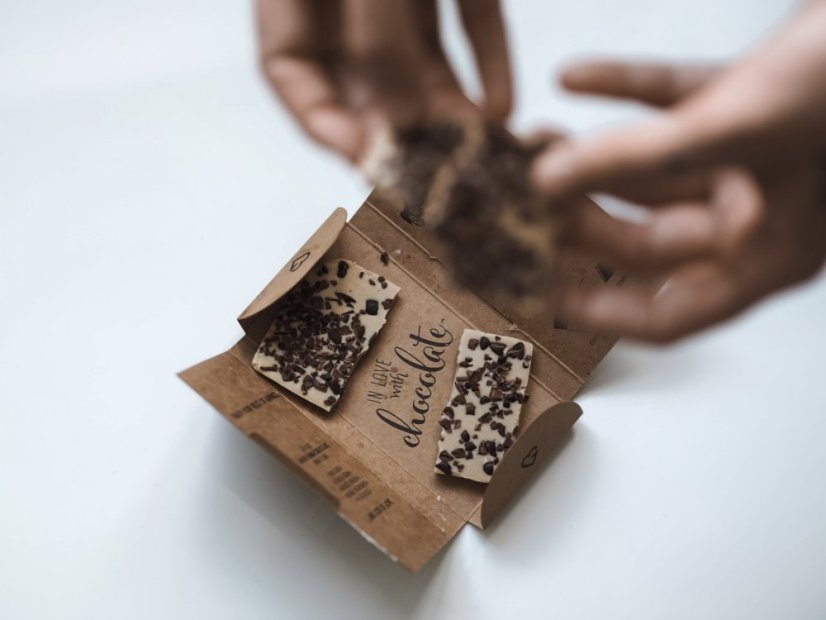 ČOKOLÁDA - Bílá s kakaovými nibsy